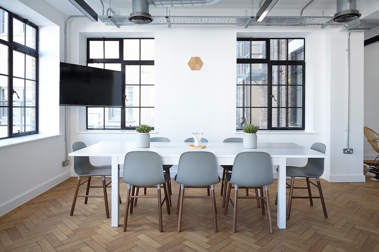 Herfstinrichting met warme tinten in modulaire woonkamer.